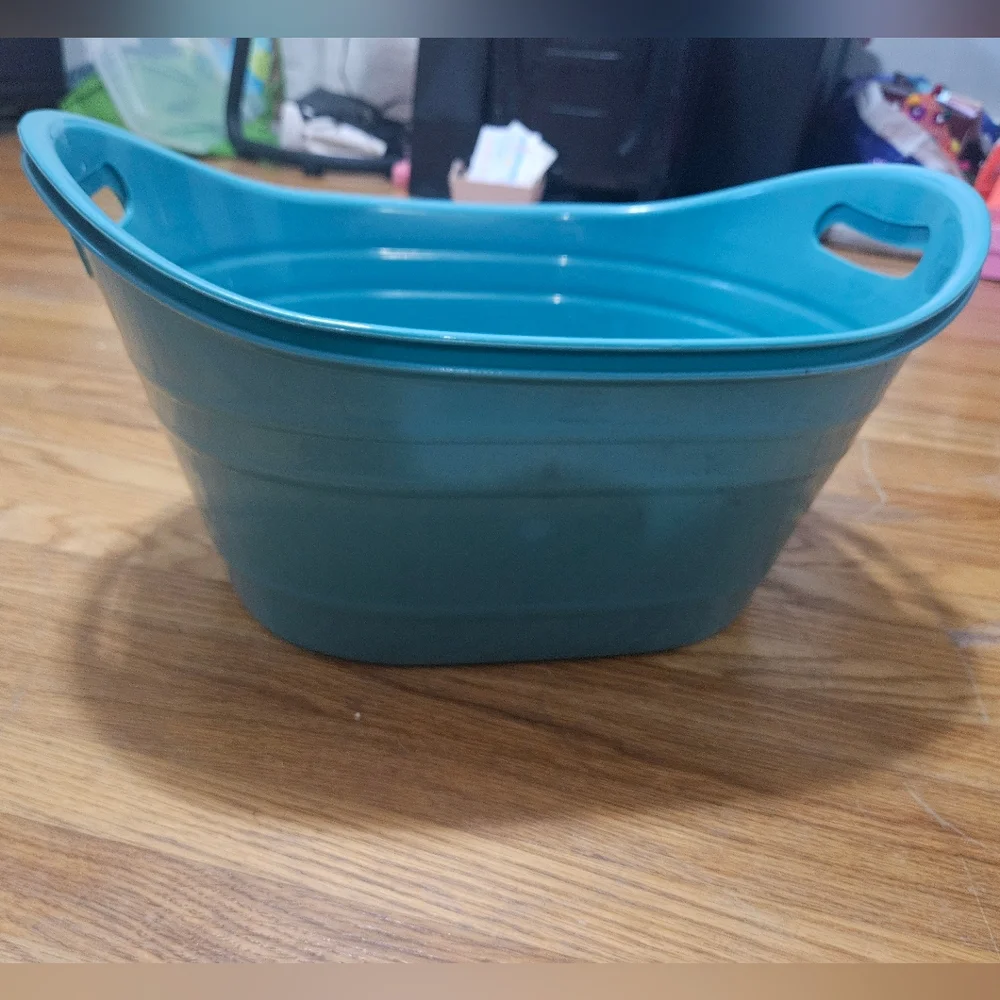 Set of 2 Beverage Tubs blue with handles and white plug to drain melted ice NEW